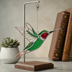 Colibrí verde de alas abiertas 