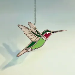 Colibrí verde de alas abiertas 