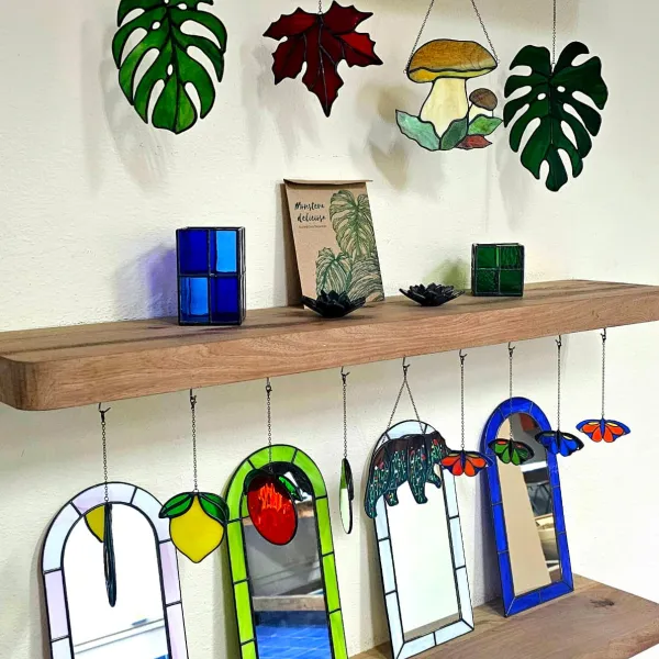 Vitria es un negocio local que fusiona arte, diseño y sostenibilidad. Se especializan en la técnica Tiffany para crear vitrales decorativos únicos, disponibles en su tienda junto con otros productos artesanales de alta calidad. Comprometidos con el desarrollo cultural y la protección del medio ambiente, Vitria recicla, apoya la preservación de especies nativas y brinda oportunidades laborales a jóvenes artistas locales.