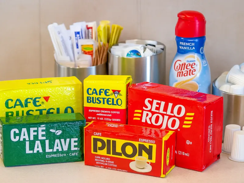 Café, azúcar y cremas.