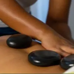 Masaje  relajante con piedras calientes (90 min)