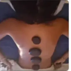 Masaje con piedras calientes 