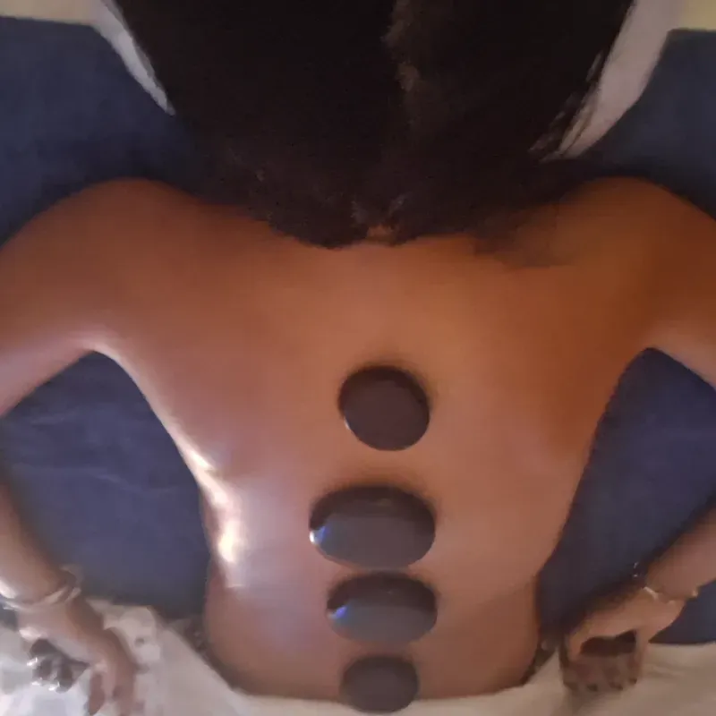 Masajes con piedras calientes 