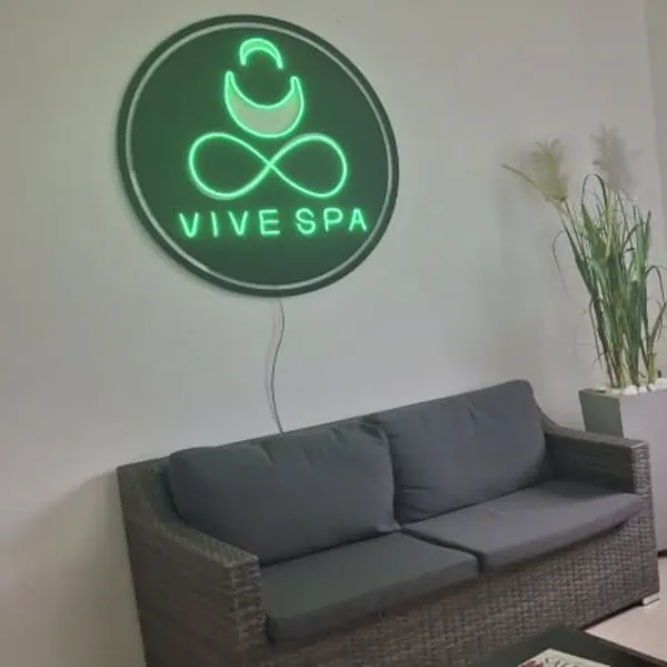 Brindamos servicios de Spa: Masajes corporales y faciales, tratamientos faciales, estética bucal ,depilación,  maquillajes semipermanentes, manicura y pedicura,  podología con previa cita en nuestro salón. 
Nos distingue el servicio a domicilio  y la formación de masajistas.  