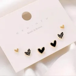 -Juego  de aretes en color negro con detalles dorados.🖤