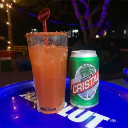 Salsa michelada con cerveza nacional 