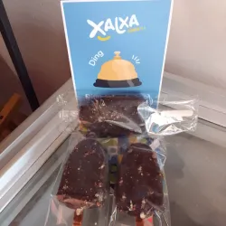 Paleta de Helado con cobertura de chocolate y frutos secos