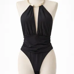 Body Negro Escote Profundo con Aro Dorado