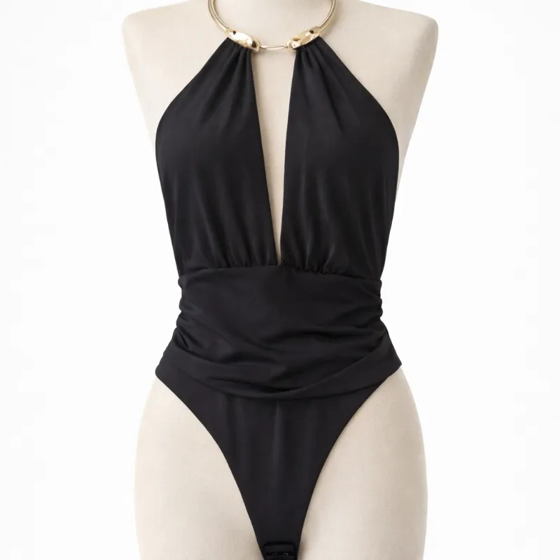 Body Negro Escote Profundo con Aro Dorado