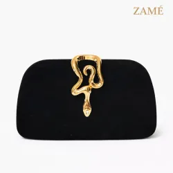 Cartera Negra Elegante con Detalle Dorado Artístico