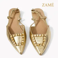 Sandalias Elegantes Doradas con Detalle de Perlas