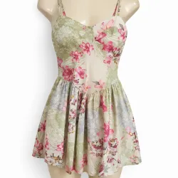 Vestido corto floral con tirantes y corte en cintura