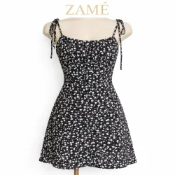 Vestido corto negro floral con tirantes ajustables