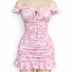 Vestido corto rosa floral con volantes y ajuste fruncido