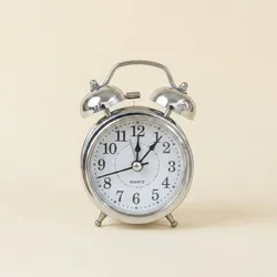 Reloj despertador plateado