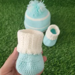 Zapaticos y gorro tejido 