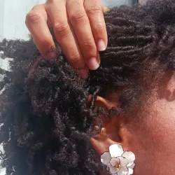 Flor blanca con orilla negra (grandes)