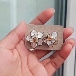 Flor blanca con orilla negra (mediano)