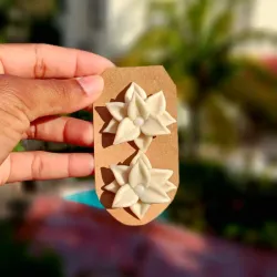 Flor multipétalos beige