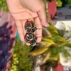 Flor negra con bordes dorados