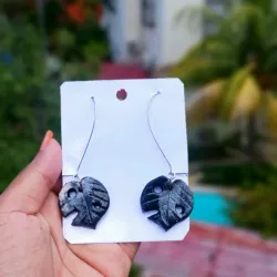 Hojas cojgantes negra y blanca