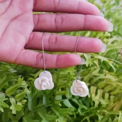 Rositas colgantes blancas