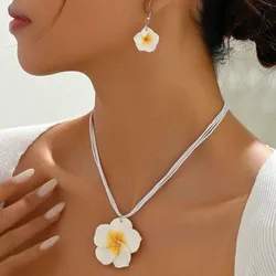 Conjunto de collar y aretes