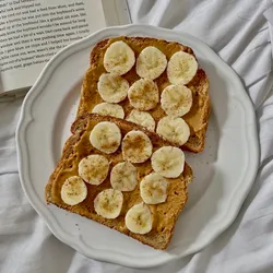 Tostadas con Mantequilla de Maní y plátano de fruta. 