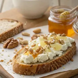 Tostadas con Queso Feta, miel y frutos secos 