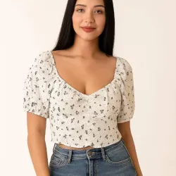 Blusa blanca con pequeños detalles negros 