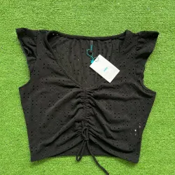 Blusa negra corta