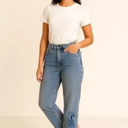 Jeans con adornos a los lados 