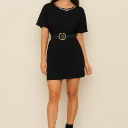 Vestido negro de cadena dorada 